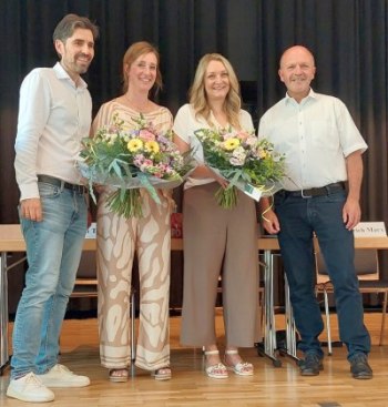 Bildungsminister Sven Teuber, Caroline Pehlke, Julia Pies und Bürgermeister Friedrich Marx